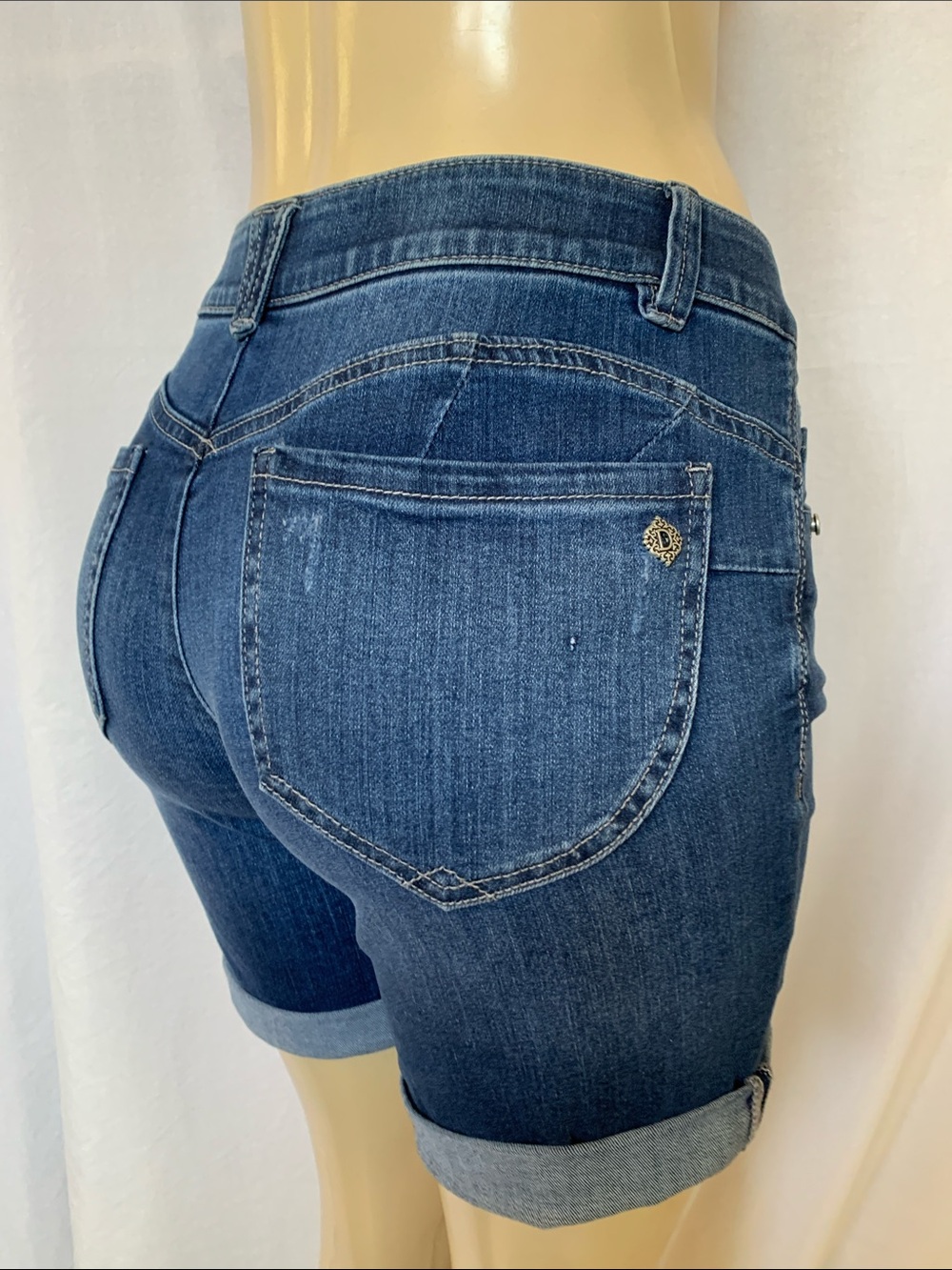 DEMOCRACY Jeans Tummy Control Size 4 Cuffed High Rise Shorts 7” NWT